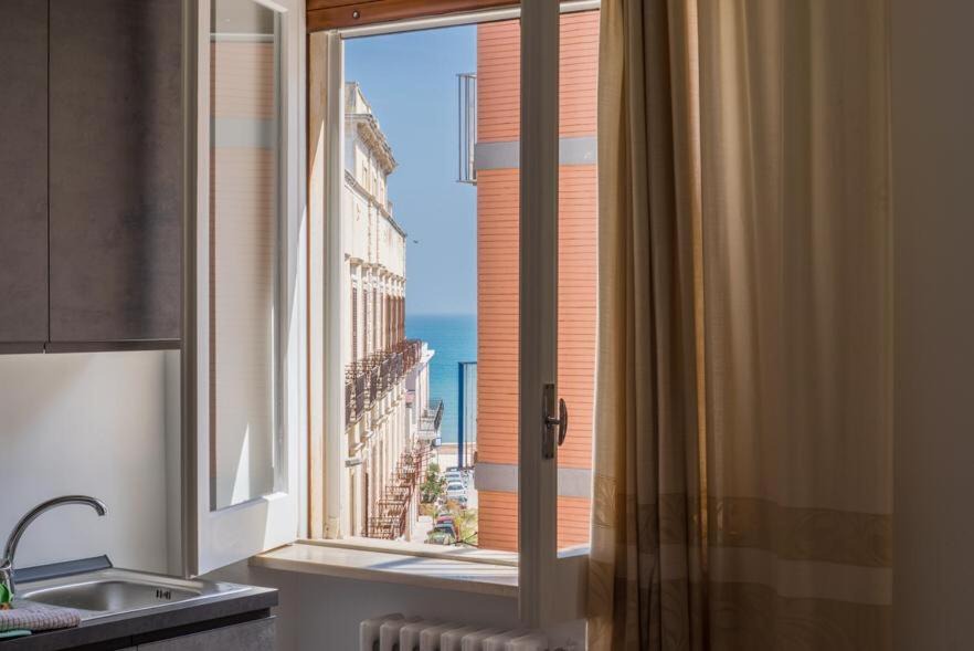 Giovinazzo Apartment | Casa Gialì - sea ​view home for family