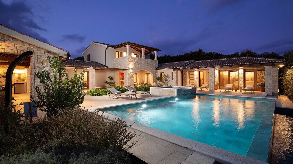 Liznjan Villa | Casa Ginetto for 8 people near Pula with infinity 45 m2 and extra kids pool & large garden