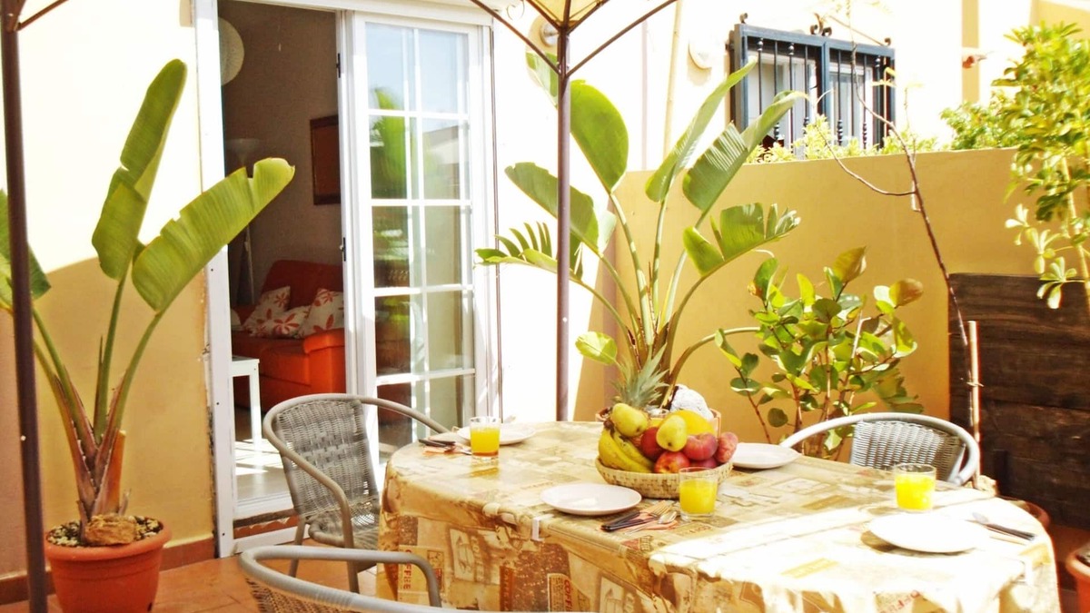 Las Rosas House | Casa Golfin - Your Colorful Vacation Retreat in Tenerife