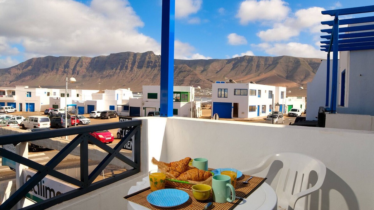 Caleta de Famara Ski Chalet | Casa Hespi-view to Famara Beach
