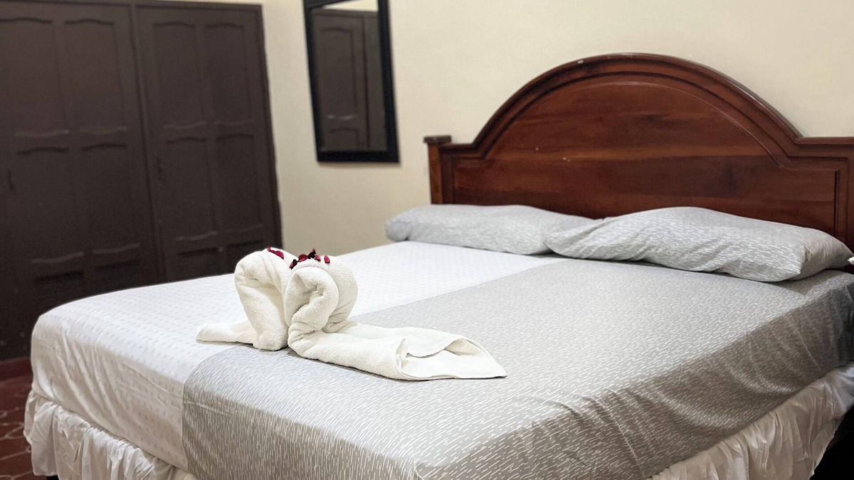 San Pedro Sula House | Casa HospedajeMiPension 2 blocks from the MallMultiplaza, 15 mnts from the airport.