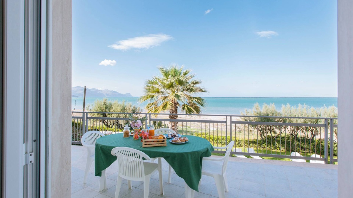 Alcamo Marina Apartment | CASA IBISCUS 1 5 meters from the beach