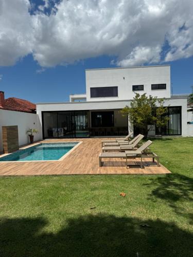 Parque Dez de Novembro House | Casa incrível em condomínio com piscina