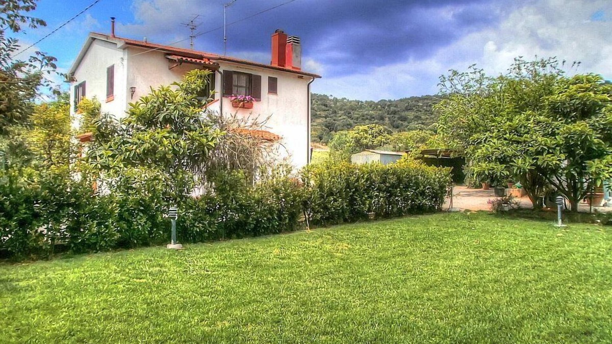 Castiglione della Pescaia House | Casa Melampo: A graceful apartment that covers the entire top floor of an ancient country manor situated in the heart of the Tuscan countryside.