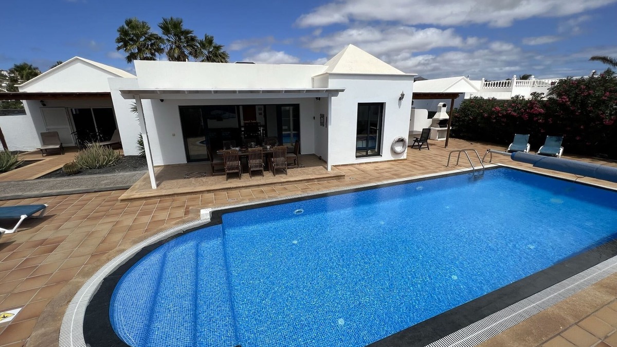 Yaiza House | Casa Jemma is a unique Sea Front 4 bedroom villa with 12x4 pool and games room