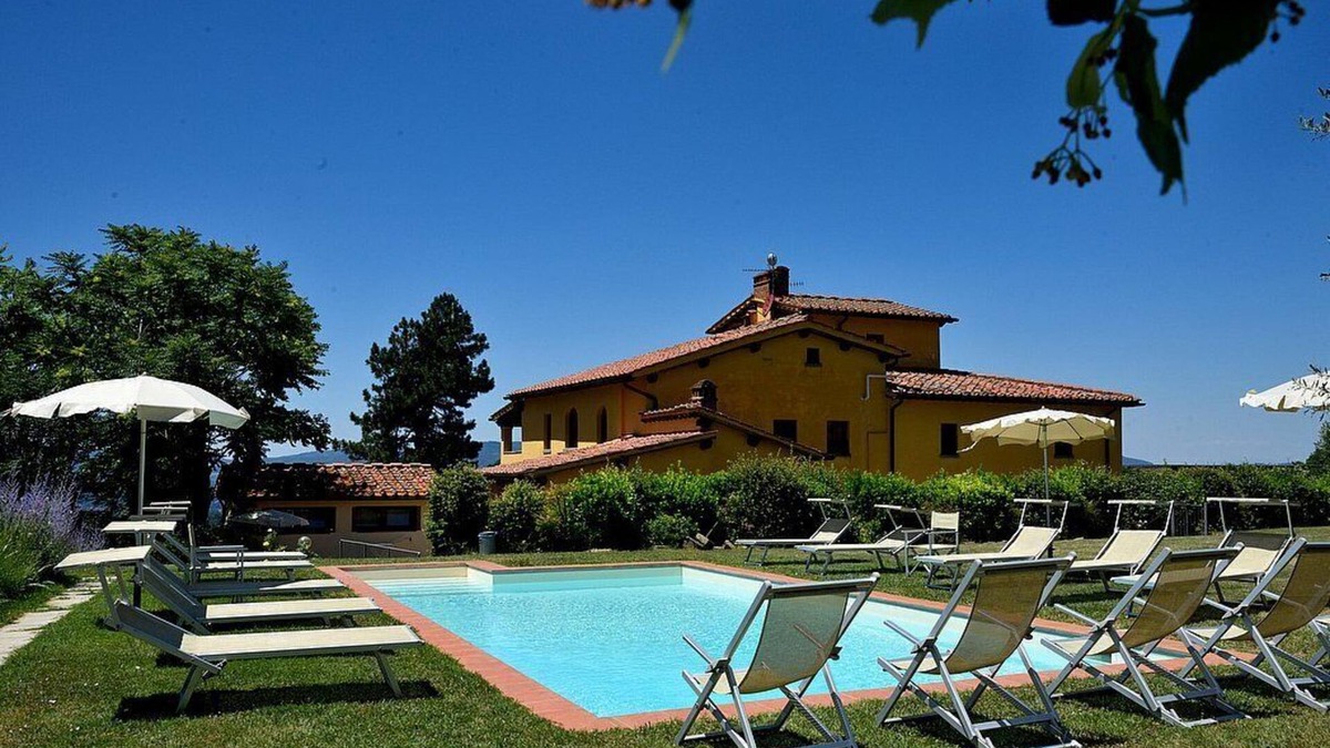 Castelfranco di Sopra House | Casa Leggiadra A: A graceful apartment that is part of an ancient country house located on top of a small hill.