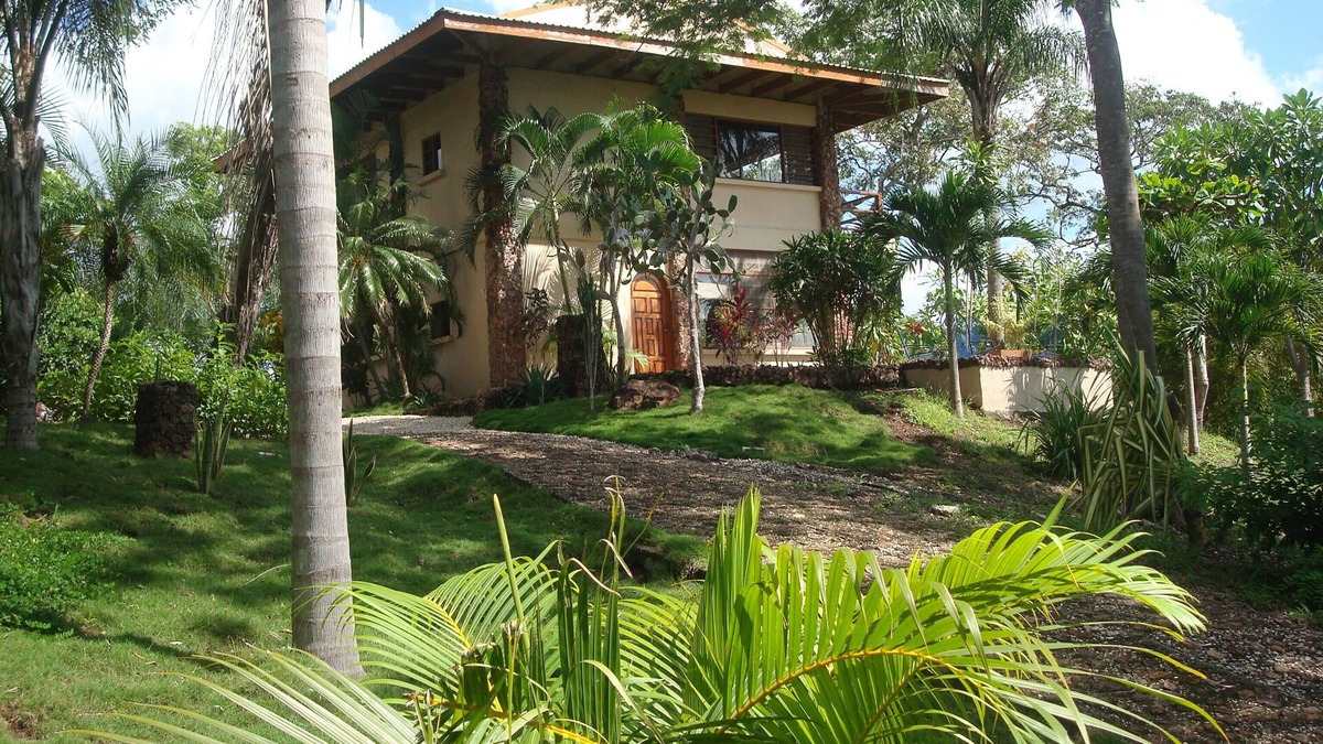 Playa Grande House | CASA LINDA VISTA/WALK To BEACH & SURFING/PEACEFUL & PRIVATE/SLEEPS 2 to 8
