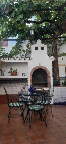 Ojen House | Casa Luciíta: Agradable con chimenea, patio y BBQ.