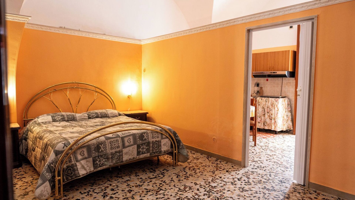 Trinitapoli House | Casa Lucia – Two-room apartment with double bed, single bed, and baby cot