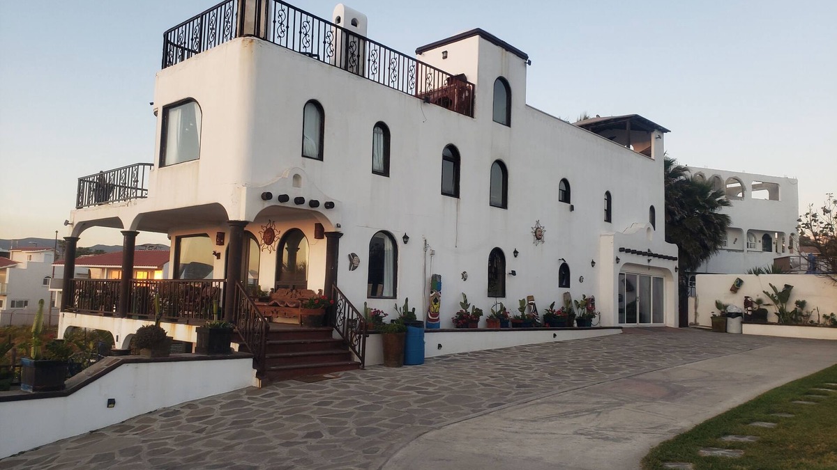 Playas de Rosarito Villa | Casa Luna - Large Oceanfront Villa - sleeps 20+ pool, jacuzzi, beachfront & bbq