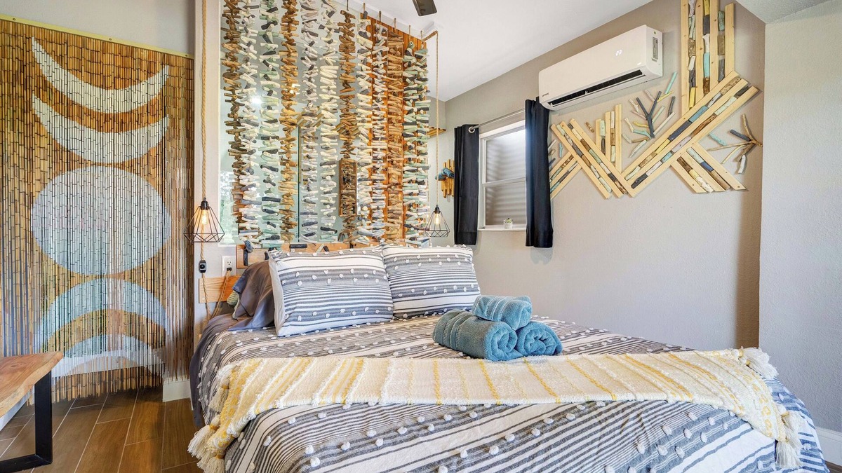 Conway House | CASA LUNA w/Lake view + 10min to dwtn + 2 guests!