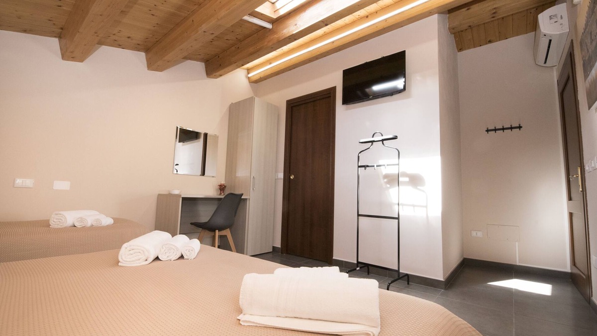 Noto Bed & Breakfast | Casa Malaclà- Triple room with private bathroom