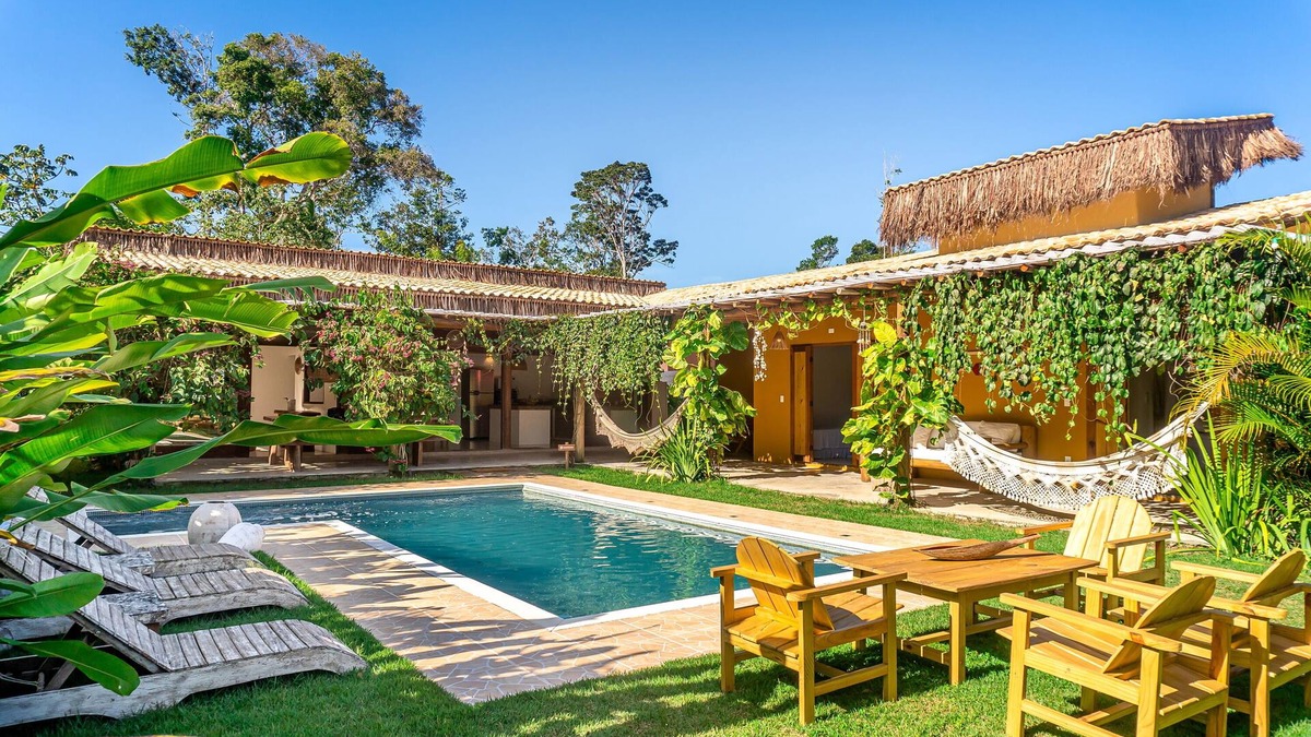Trancoso House | Casa Manga Rosa Trancoso - A blanket of flowers