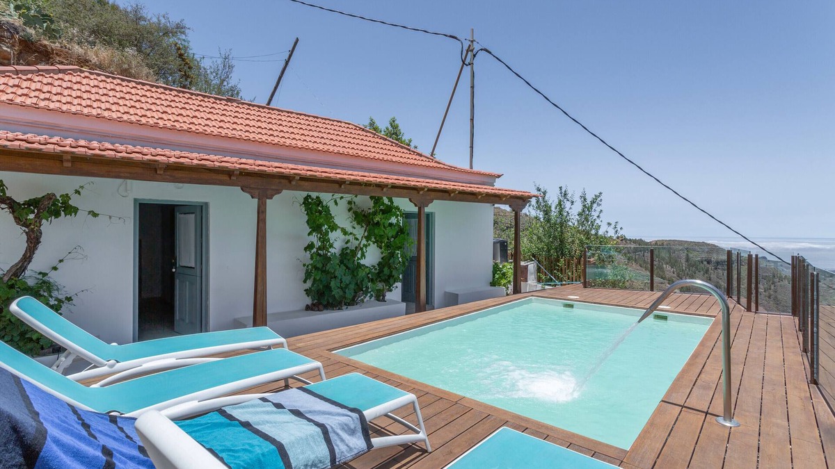 Vega de San Mateo Ski Chalet | 'Casa Mica' with Mountain View, Wi-Fi and Air Conditioning