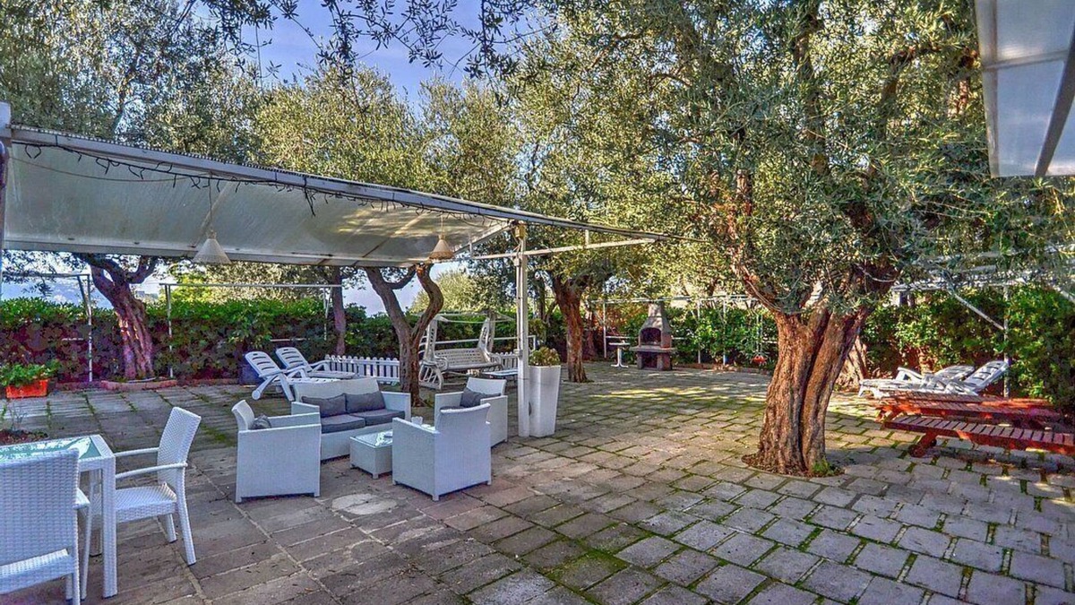 Sorrento House | Casa Miriam B: A bright apartment that is part of a villa surrounded by a lemon and orange garden, with Free WI-FI.