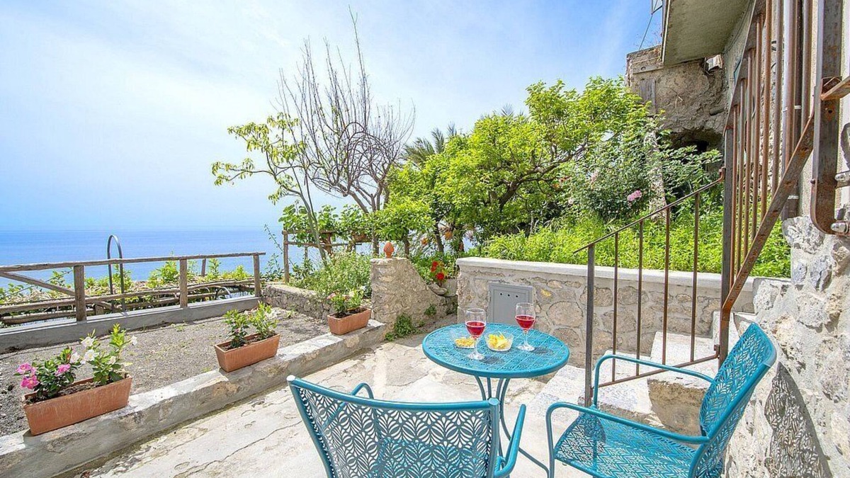Praiano House | Casa Ondiva: A graceful two-story independent house which faces the sun and the sea.