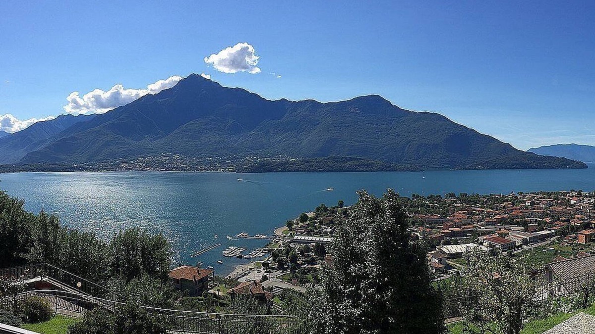 Vercana House | Casa Osmanto E: A cozy and welcoming apartment situated at a short distance from the shores of Lake Como, with Free WI-FI.