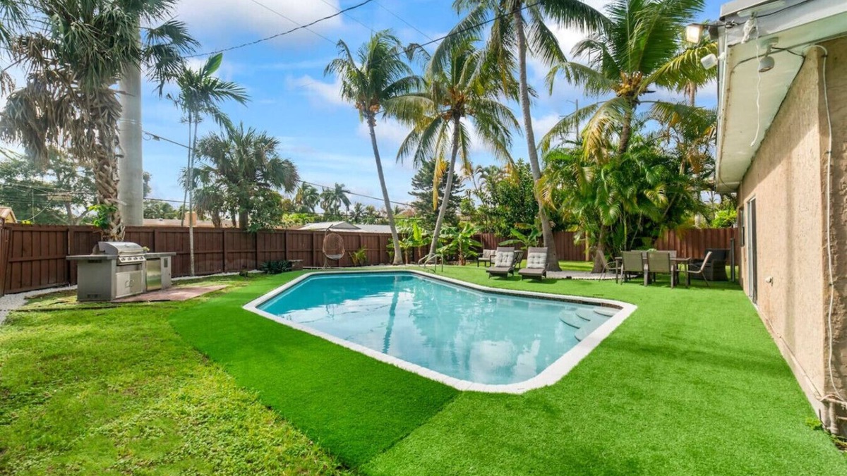 North Central Hollywood Villa | Casa Palma | Pool | 15min Beach | Pool table