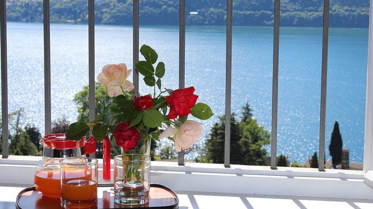 Azzano House | Casa Panorama Otto: A bright and cheerful apartment situated at a short distance from the shores of Lake Como, with Free WI-FI.