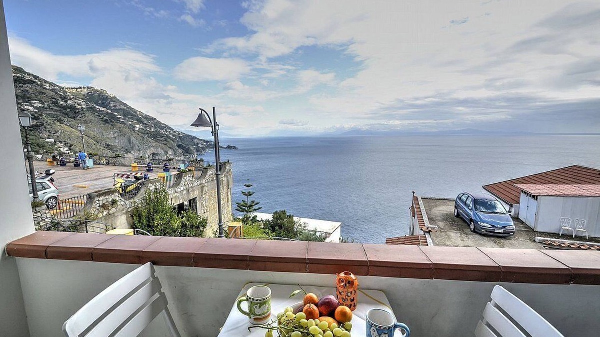 Praiano Apartment | Casa Piersilvia A: A bright apartment which faces the sun and the sea, with Free WI-FI.