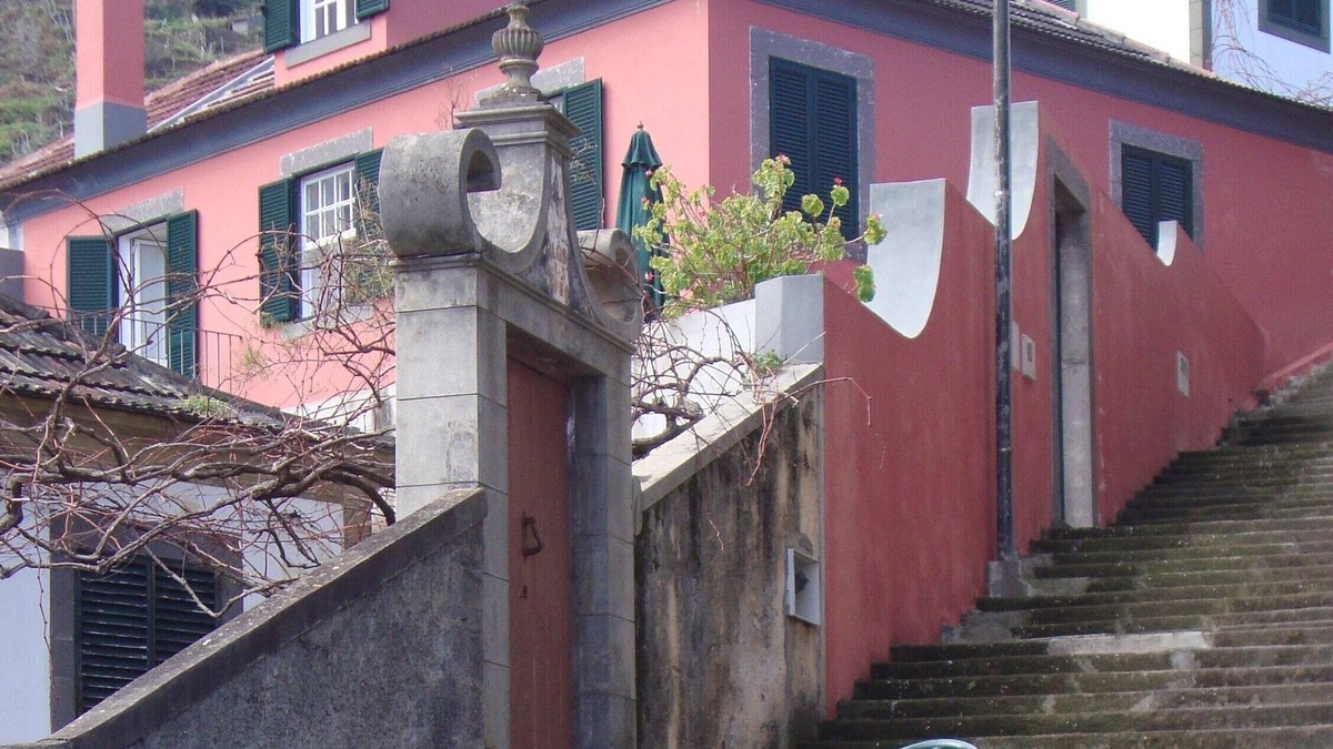 Porto Moniz House | Casa Rústica do Século XIX com Vista Deslumbrante Sobre o mar e Serra