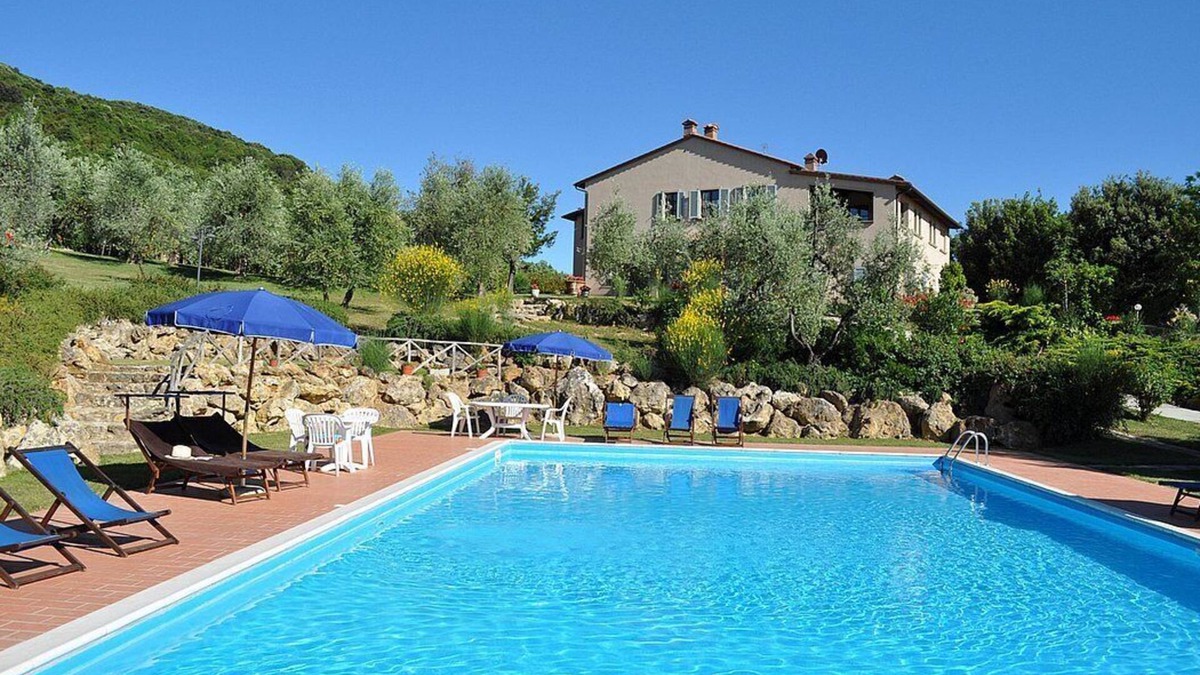Iano House | Casa Raissa D: A characteristic and welcoming apartment that is part of a villa immersed in a splendid landscape, in a lovely little hamlet, with Free WI-FI.