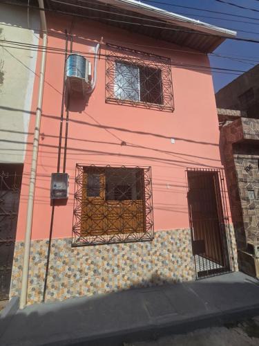 Cremacao House | Casa rosa - conforto com split, wifi e água quente