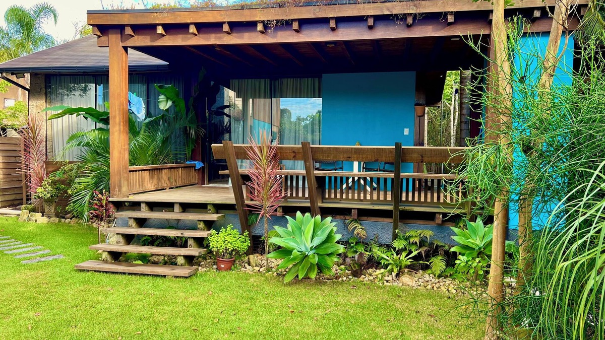 Praia do Rosa House | Casa Rosa Waves, a Balinese inspired retreat, secure gated community, king bed