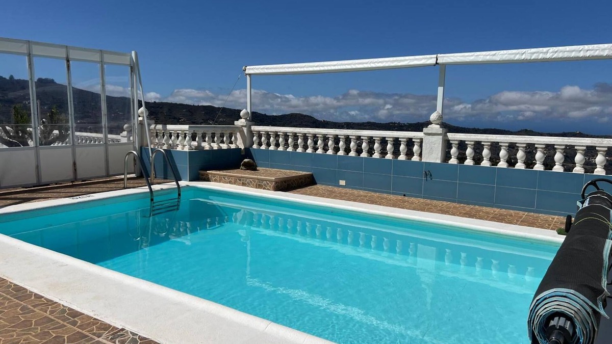 La Solana Ski Chalet | 'Casa Rosa' with Sea View, Wi-Fi and Air Conditioning