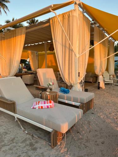 Mano Juan Hotel | Casa rosada beach front