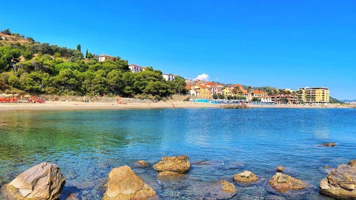 Civezza House | Casa Rose in Civezza with with shared pool & large garden sleeping 4