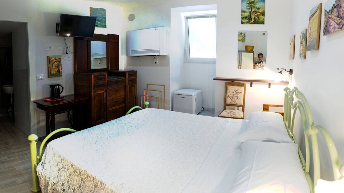Cisano sul Neva Bed & Breakfast | Casa Rosso-le cantine
