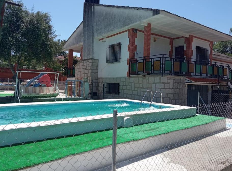 Escalona Ski Chalet | Casa rural con piscina, barbacoa y parque infantil