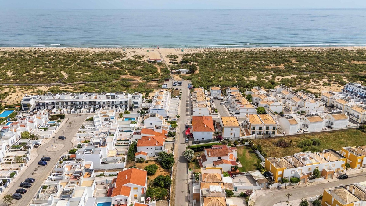 Manta Rota Villa | Casa SafiranBeautiful Townhouse, located just a five-minute walk from the beach.