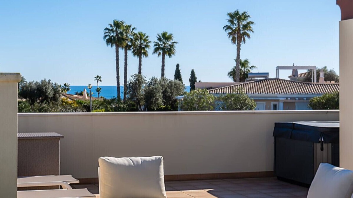 Estombar Ski Chalet | Casa Saudade, semidetached house with Jacuzzi near Ferragudo