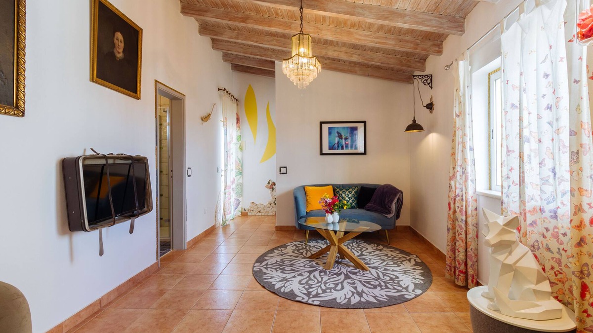 Vila do Bispo Apartment | Casa tempo e amor: a home for two above the rooftops of Vila do Bispo