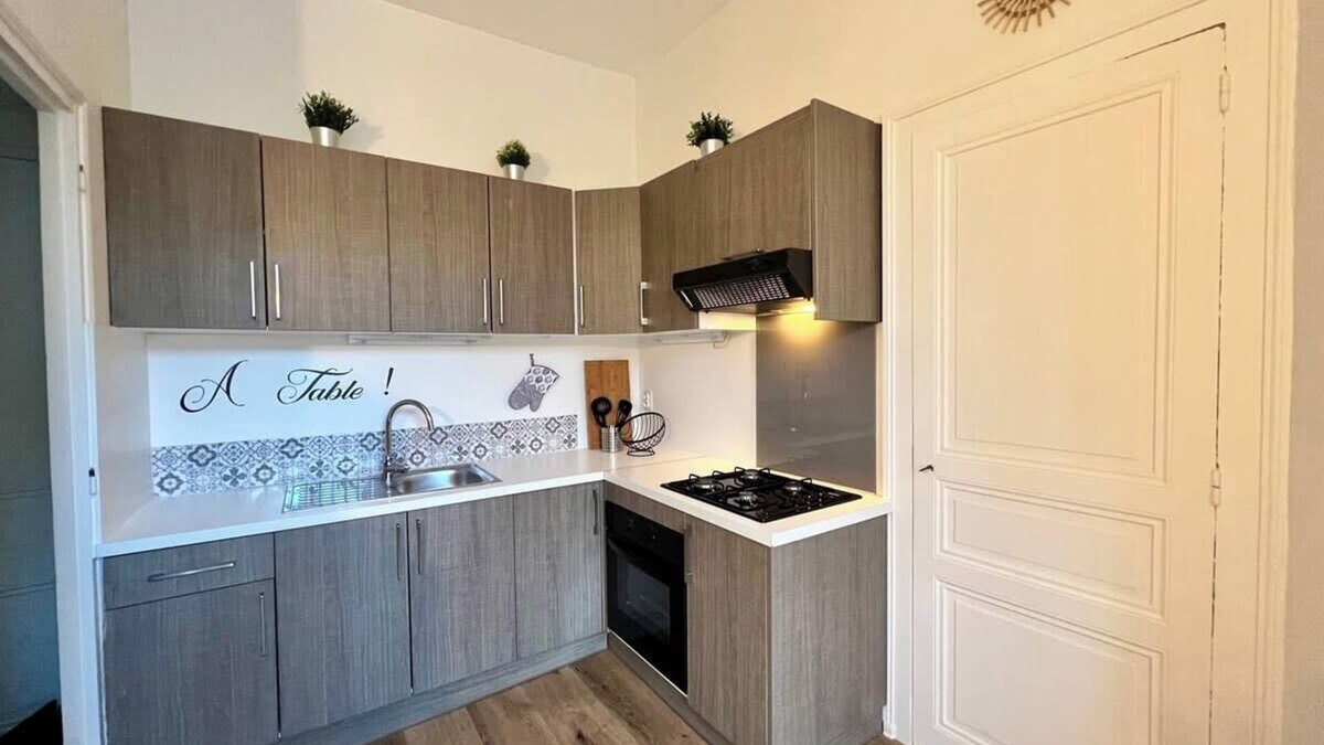Brive-la-Gaillarde Apartment | Casa Teyssier #3 - T2 bis en Hyper Centre