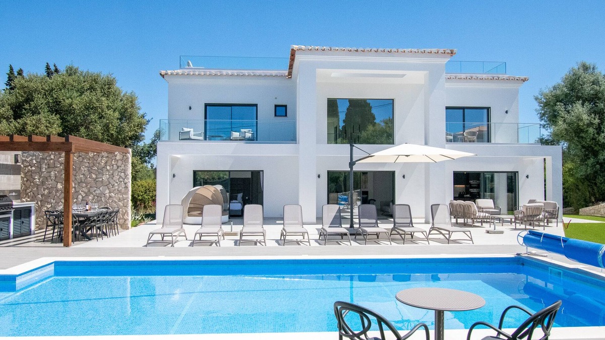 Vale de Covo Villa | Casa Tres Rosas - 6 Bedroom Villa with heated pool - Carvoeiro. Walking distance