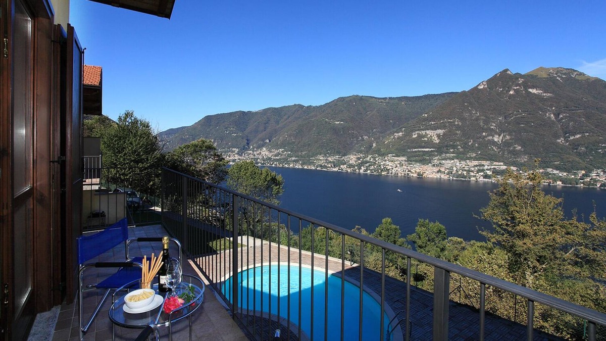Riva Apartment | Casa Tulipano Panoramica, Faggeto Lario, Italy