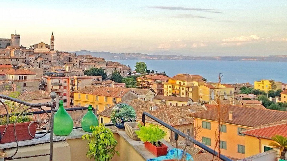 Lake Bracciano Apartment | Casa Velunia: A welcoming two-story apartment situated in a central location, at a short distance from the shores of Lake Bracciano, with Free WI-FI.