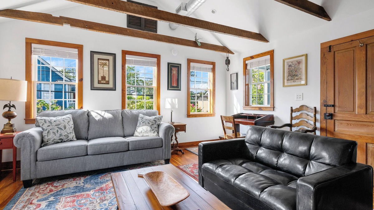 Cannonborough Elliotborough House | Casa Vieja-B: Sunny and Sleek 1BR