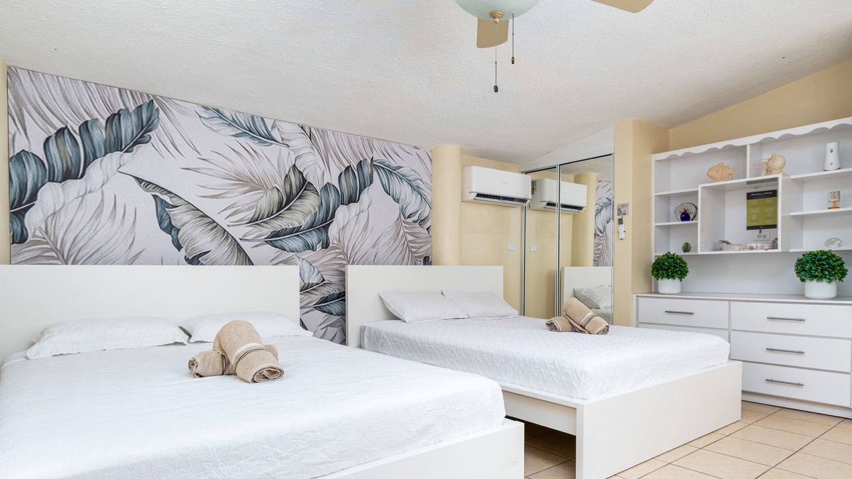 Pedernales House | Casamares: Vacation Room with Pool and Jacuzzi 5 min from Beach and Poblado