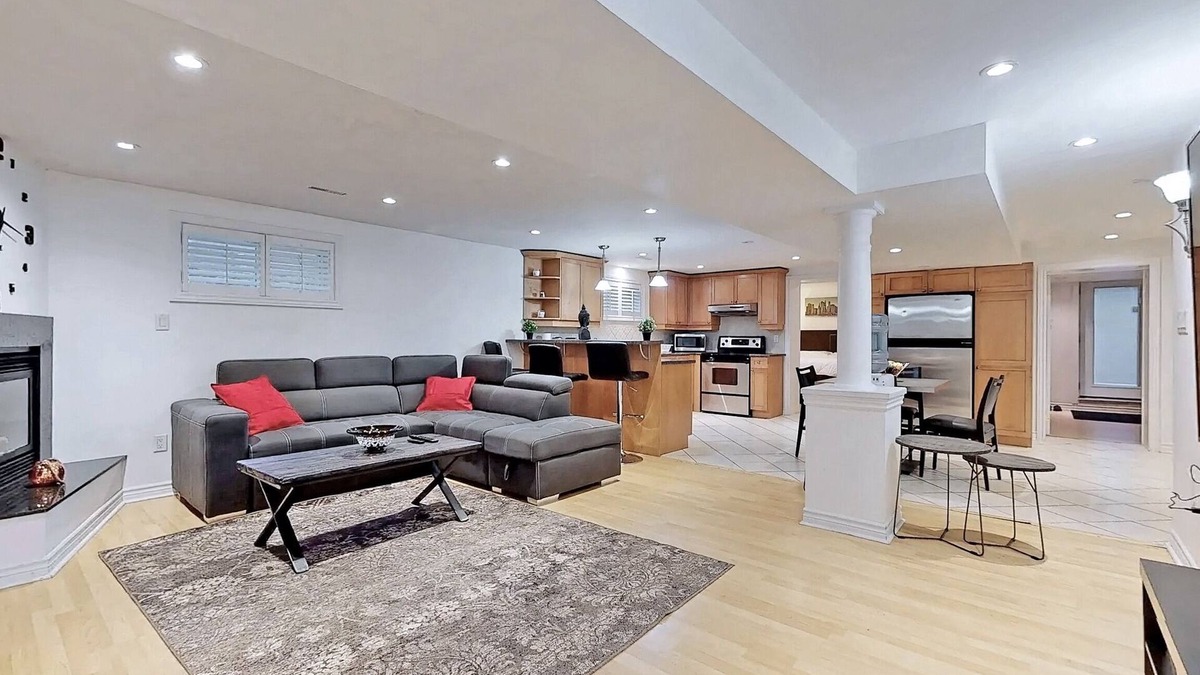 Newtonbrook Apartment | CasaPapa | Stylish 2-Bed Suite w/Full Kitchen & 80” TV