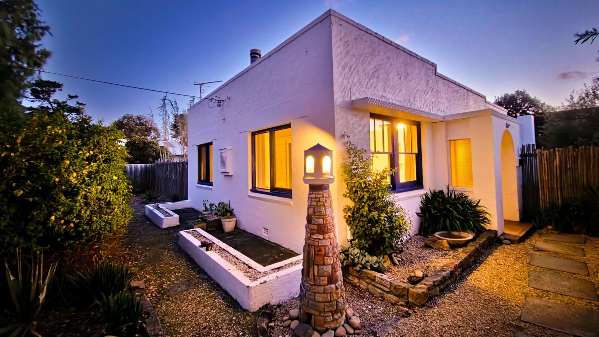 Clifton Beach Cottage | Casarella Beach Shack 2 mins walk to the surf