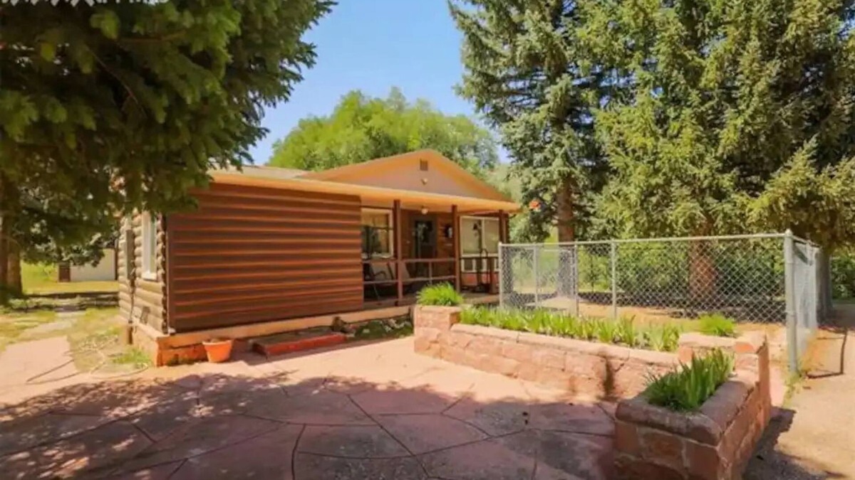 Cascade-Chipita Park Cabin | Cascade Cabin by the Creek