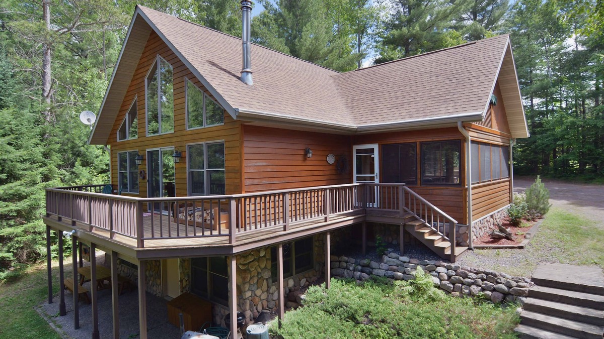 Clam Lake Ski Chalet | Cascade cabin on Clam Lake with cozy fireplace - Special Winter Rates