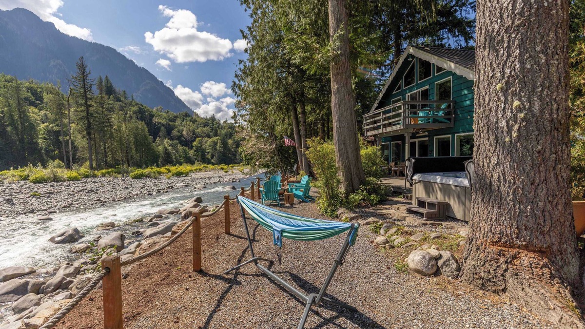 Gold Bar House | Cascade Jewel - gorgeous, remodeled w/expansive mountain views, hot tub, master suite