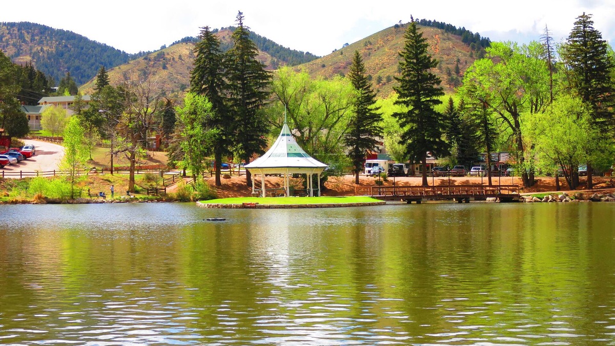 Colorado Springs Cabin | CASCADE MOUNTAIN RETREAT, HILL/MOUNTAIN VIEWS, GREAT LOCATION NEAR PIKES PEAK
