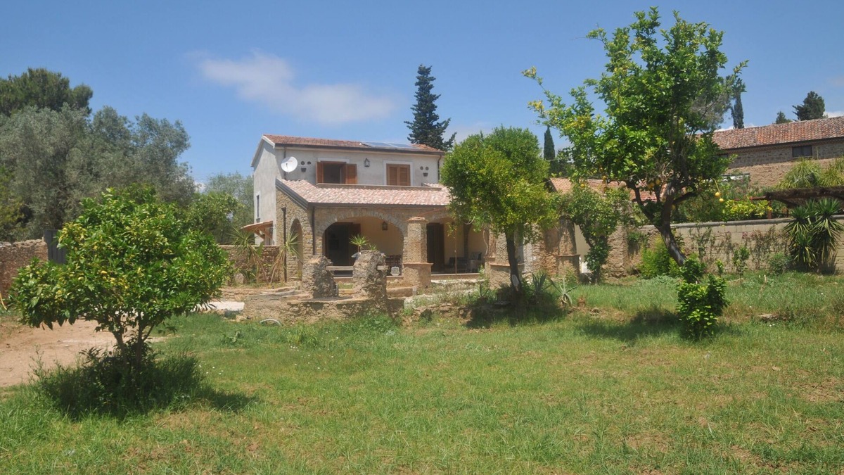 San Marco di Castellabate House | Casetta Clementina, stone farmhouse with garden in Castellabate