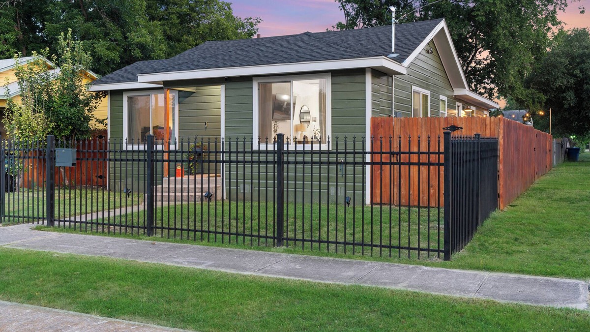 Eastside Promise Neighborhood House | Casita Clover/Downtown/Alamo Dome/Frost Bank Center/Fort Sam Houston AFB